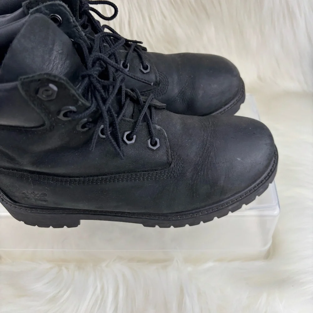 Timberland Black Boots with Padded Collar and Sturdy Sole Size 4 kids